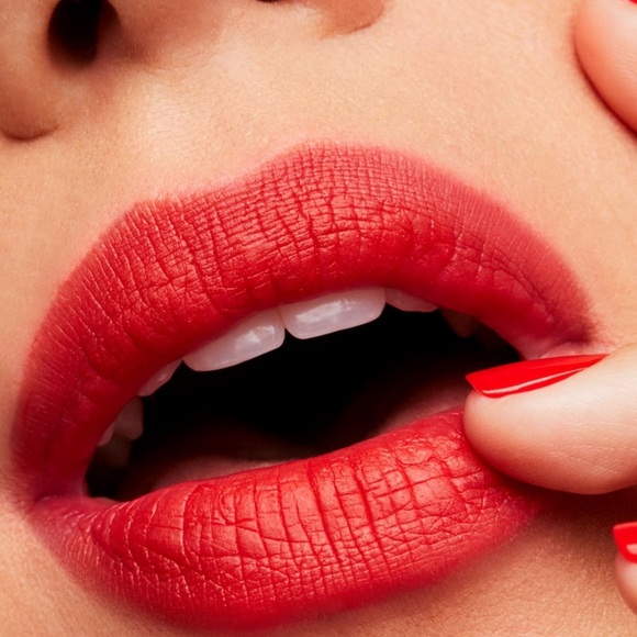 BUNDLE: MAC Retro Matte Lipstick in 707 Ruby Woo & 702 Dangerous - Picture 12 of 16